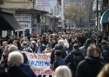 Ανεπανάληπτος ξεσηκωμός στη Λάρισα για τα Τέμπη: Ζητούν δικαιοσύνη – Ανθρώπινος χείμαρρος στους δρόμους – Πορεία προς τον ΟΣΕ (ΕΙΚΟΝΕΣ – ΒΙΝΤΕΟ)