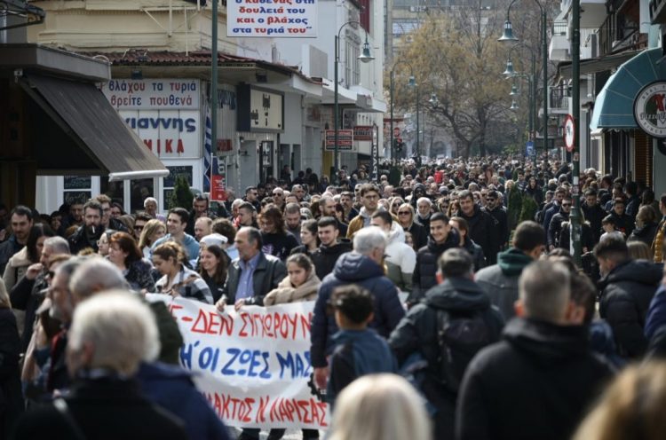 Ανεπανάληπτος ξεσηκωμός στη Λάρισα για τα Τέμπη: Ζητούν δικαιοσύνη – Ανθρώπινος χείμαρρος στους δρόμους – Πορεία προς τον ΟΣΕ (ΕΙΚΟΝΕΣ – ΒΙΝΤΕΟ)