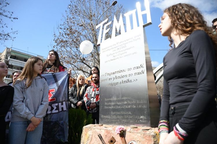Στην πλατεία ΟΣΕ μεταφέρθηκαν οι Λαρισαίοι – Έγιναν τα αποκαλυπτήρια του αναβαθμισμένου μνημείου για τα θύματα των Τεμπών (ΕΙΚΟΝΕΣ – ΒΙΝΤΕΟ)
