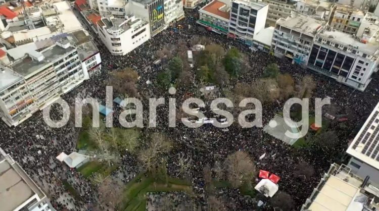 Δείτε βίντεο από ψηλά: Η μεγαλειώδης συγκέντρωση της Λάρισας για τα Τέμπη – Πάνω από 28.000 η εκτίμηση της αστυνομίας