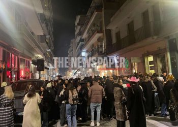 Το τσίκνισαν οι Βολιώτες – Χαμός στο κέντρο της πόλης το βράδυ της Τσικνοπέμπτης (ΕΙΚΟΝΕΣ)
