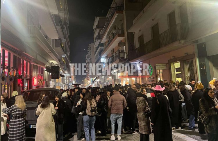 Το τσίκνισαν οι Βολιώτες – Χαμός στο κέντρο της πόλης το βράδυ της Τσικνοπέμπτης (ΕΙΚΟΝΕΣ)