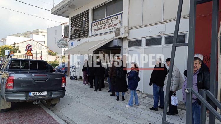 Καθαρά Δευτέρα 2025: «Ουρές» σχηματίζουν οι Βολιώτες για τον παραδοσιακό χαλβά – Δείτε εικόνες