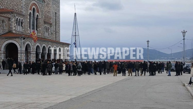 Πλήθος κόσμου αποχαιρέτησε τον Μάριο Καρπούζα – Σε κλίμα οδύνης το τελευταίο αντίο (ΕΙΚΟΝΕΣ)