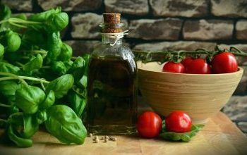 Γιατί το ελαιόλαδο «καίει» τον λαιμό – Πότε είναι ανησυχητικό