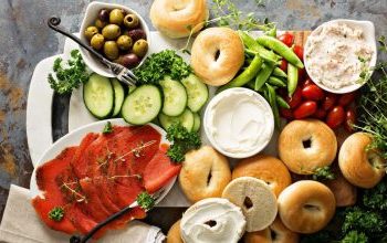 Ποιοι και γιατί πρέπει να τρώνε μεγάλο και πλούσιο σε θερμίδες πρωινό