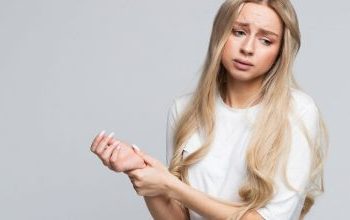 Τσιμπήματα σαν βελόνες στο σώμα: Αίτια και πότε να πάτε σε γιατρό