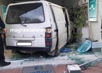 Βόλος: Νεκρός o οδηγός που μπήκε με το αυτοκίνητο σε βιτρίνα καταστήματος (ΕΙΚΟΝΕΣ)