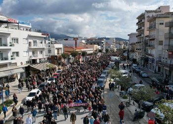 Πάνω από 30.000 Βολιώτες στην πορεία για τα Τέμπη: Έφθασε στον σταθμό του ΟΣΕ η λαοθάλασσα – Δείτε εικόνες και βίντεο από drone