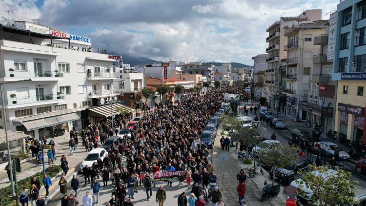 Πάνω από 30.000 Βολιώτες στην πορεία για τα Τέμπη: Έφθασε στον σταθμό του ΟΣΕ η λαοθάλασσα – Δείτε εικόνες και βίντεο από drone