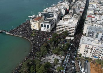 Τέμπη: Ολοκληρώθηκε η μυθική πορεία στον Βόλο με 60.000 πολίτες να ζητούν δικαιοσύνη (ΕΙΚΟΝΕΣ)