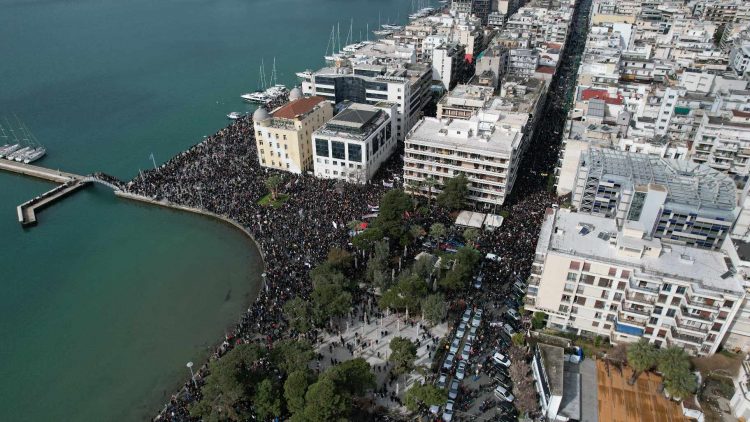 Τέμπη: Ολοκληρώθηκε η μυθική πορεία στον Βόλο με 60.000 πολίτες να ζητούν δικαιοσύνη (ΕΙΚΟΝΕΣ)