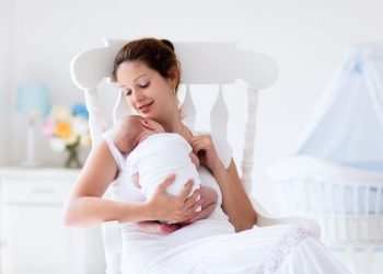 1 minute expert tips: «Το παιδί αν βγάλει μια μεγάλη γουλιά πρέπει να το ταΐσω ξανά;»