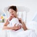 1 minute expert tips: «Το παιδί αν βγάλει μια μεγάλη γουλιά πρέπει να το ταΐσω ξανά;»