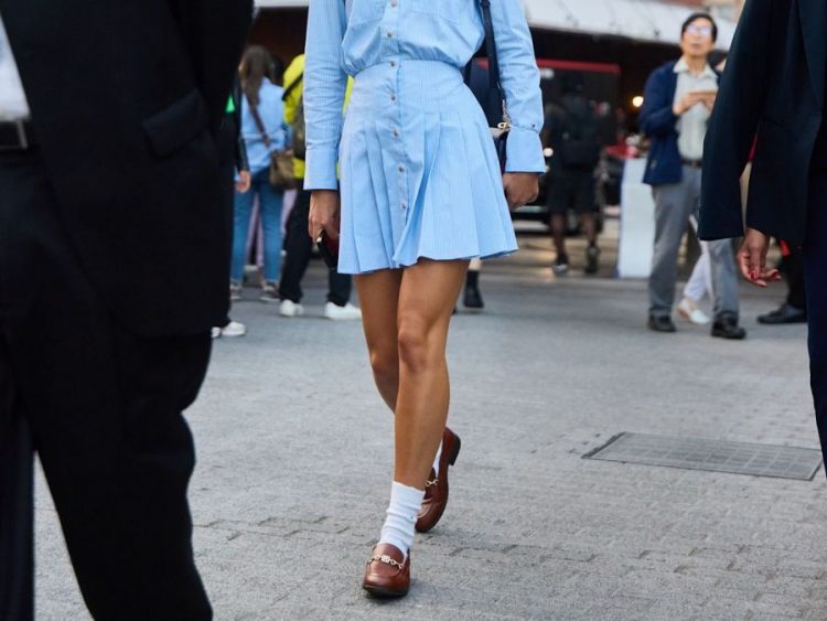 Τα loafers φοριούνται τώρα με φούστα: 4 καθημερινά girl day uniforms