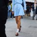 Τα loafers φοριούνται τώρα με φούστα: 4 καθημερινά girl day uniforms