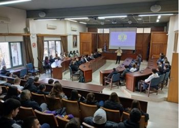 Οι μαθητές-τριες του 5ου ΓΕΛ Τρικάλων στα … έδρανα της αίθουσας του Δημοτικού Συμβουλίου του Δήμου Τρικκαίων