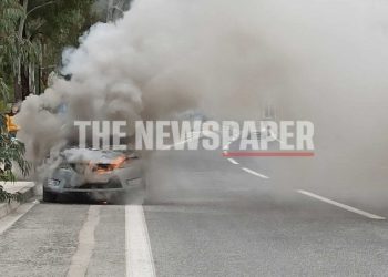 Συναγερμός στην Πυροσβεστική Υπηρεσία Βόλου – Αυτοκίνητο τυλίχθηκε στις φλόγες εν κινήσει (ΕΙΚΟΝΕΣ)