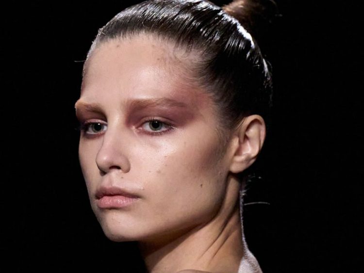 6 βουργουνδί mascara για να ξεχάσεις την κλασική μαύρη