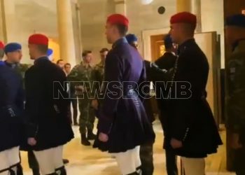 Επεισόδια μετά το συλλαλητήριο για τα Τέμπη – Στη Βουλή βρήκαν καταφύγιο οι εύζωνες (Vid)