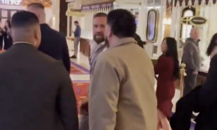 Σάλος με τον Κόνορ ΜακΓκρέγκορ – Έφτυσε οπαδό του Νουρμαγκομέντοφ (vid)