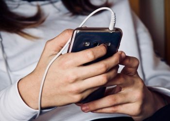 Η Nokia προβλέπει τον αφανισμό των κινητών τηλεφώνων μέχρι το 2030 – Με τι θα… μιλάμε