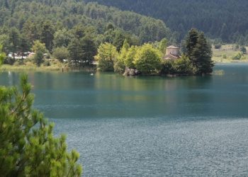 Λίμνη Δόξα: Η Ελβετία «συνάντησε» την Κορινθία σε ένα από τα πιο μαγευτικά τοπία της Ελλάδας
