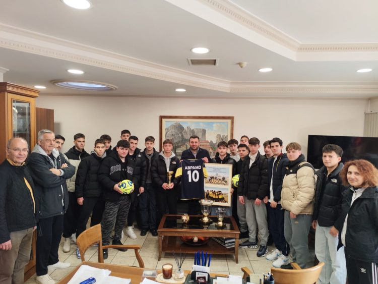 Στον Δήμαρχο Μετεώρων η ομάδα ποδοσφαίρου του ΓΕΛ Καλαμπάκας που αναδείχτηκε Πρωταθλήτρια στο Σχολικό Πρωτάθλημα του νομού Τρικάλων