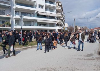 ΣΥΜΒΑΙΝΕΙ ΤΩΡΑ: Έφθασε στον Σταθμό του ΟΣΕ η ιστορική πορεία για τα ΤΕΜΠΗ στα Τρίκαλα (ΕΙΚΟΝΕΣ)