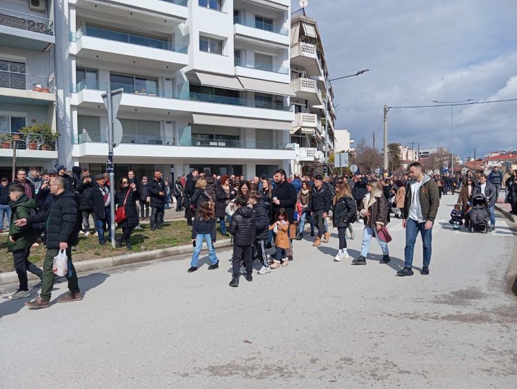 ΣΥΜΒΑΙΝΕΙ ΤΩΡΑ: Έφθασε στον Σταθμό του ΟΣΕ η ιστορική πορεία για τα ΤΕΜΠΗ στα Τρίκαλα (ΕΙΚΟΝΕΣ)