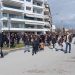ΣΥΜΒΑΙΝΕΙ ΤΩΡΑ: Έφθασε στον Σταθμό του ΟΣΕ η ιστορική πορεία για τα ΤΕΜΠΗ στα Τρίκαλα (ΕΙΚΟΝΕΣ)