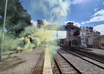 LIVE: ΕΙΚΟΝΕΣ από τον Σιδηροδρομικό Σταθμό Τρικάλων – Ανεπανάληπτη μάζωξη για τα Τέμπη