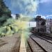 LIVE: ΕΙΚΟΝΕΣ από τον Σιδηροδρομικό Σταθμό Τρικάλων – Ανεπανάληπτη μάζωξη για τα Τέμπη
