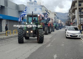 “Κατελήφθη” από τρακτέρ το κτίριο της Περιφερειακής Ενότητας Μαγνησίας (ΕΙΚΟΝΕΣ)