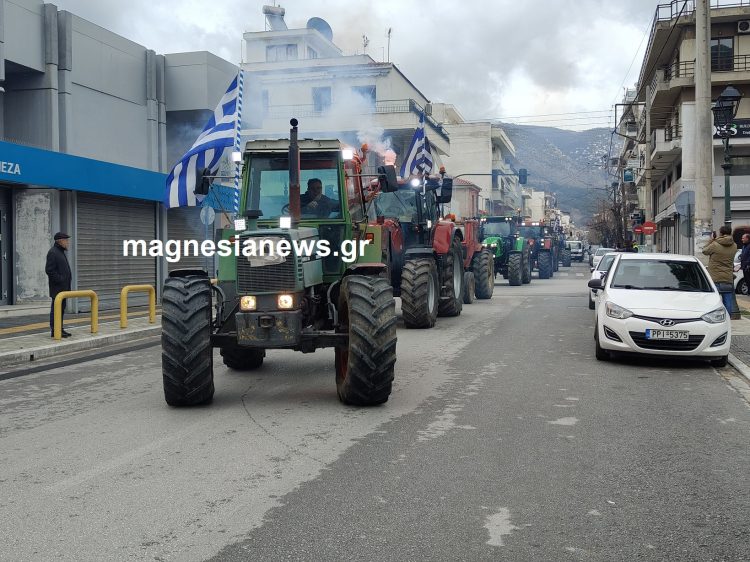 “Κατελήφθη” από τρακτέρ το κτίριο της Περιφερειακής Ενότητας Μαγνησίας (ΕΙΚΟΝΕΣ)