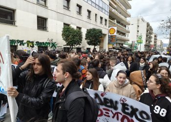 Στους δρόμους φοιτητές και μαθητές στον Βόλο – Ζητούν δικαιοσύνη για τα Τέμπη (ΕΙΚΟΝΕΣ)