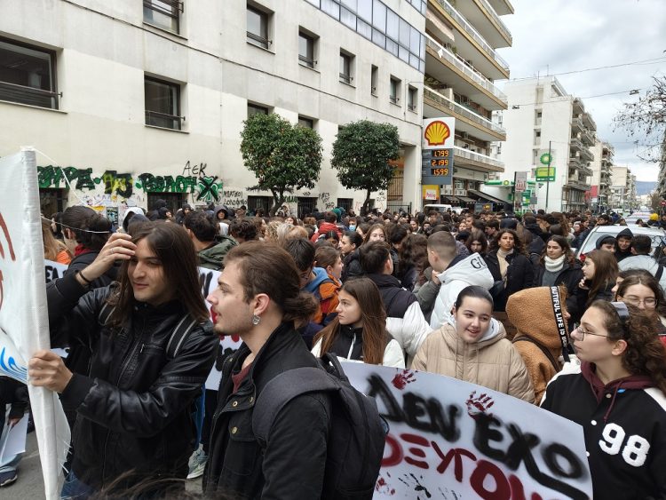 Στους δρόμους φοιτητές και μαθητές στον Βόλο – Ζητούν δικαιοσύνη για τα Τέμπη (ΕΙΚΟΝΕΣ)