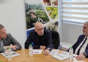 Σύσκεψη διοίκησης Επιμελητηρίου Τρικάλων με τον Γιάννη Μπρατάκο πρόεδρο του ΕΒΕΑ και υποψήφιο πρόεδρο της Κεντρικής Ένωσης Επιμελητηρίων