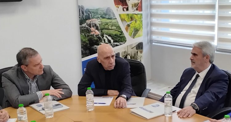 Σύσκεψη διοίκησης Επιμελητηρίου Τρικάλων με τον Γιάννη Μπρατάκο πρόεδρο του ΕΒΕΑ και υποψήφιο πρόεδρο της Κεντρικής Ένωσης Επιμελητηρίων