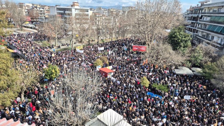 ΔΕΙΤΕ από ψηλά την άνευ ιστορικού προηγουμένου συγκέντρωση για τα ΤΕΜΠΗ στα Τρίκαλα (ΕΙΚΟΝΕΣ – ΒΙΝΤΕΟ)