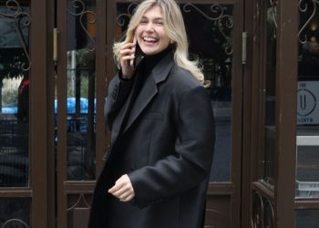 Η Κλέλια Ανδριολάτου βρήκε το πιο κομψό σακάκι που θα αναδείξει το κλασικό ίσιο τζιν παντελόνι