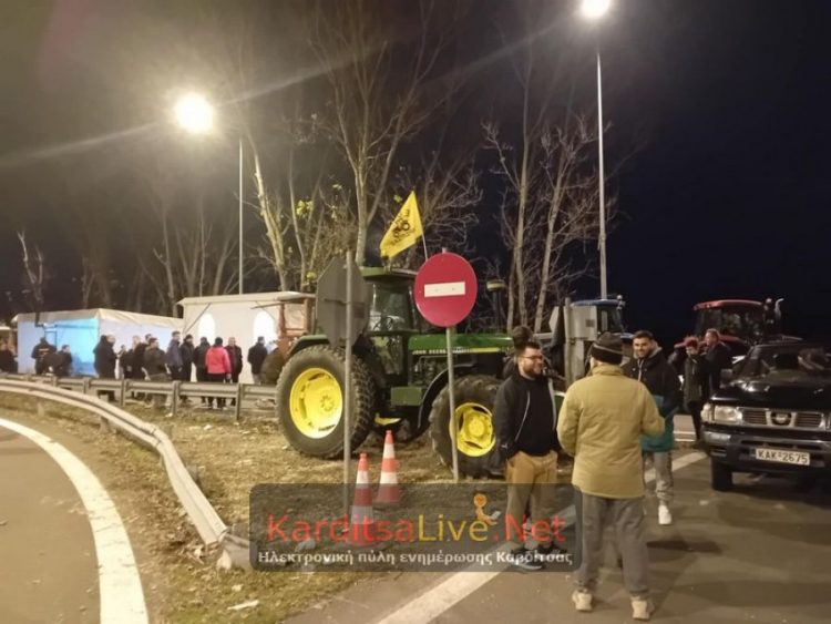 “Κρατάει” το μπλόκο στον κόμβο του Ε65 – “Παραμονή” αποφασίστηκε στην χθεσινή συνέλευση, ενώ συγκαλείται αύριο νέα
