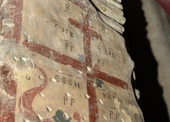 Οι σταυροί με κρυπτογράμματα στον βυζαντινό ναό του Αγ. Παντελεήμονα – Πώς προστατεύουν κληρικούς