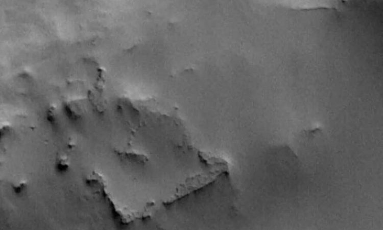 Εικόνα της NASA αποκαλύπτει ένα τετράγωνο στον Άρη και ο Έλον Μασκ ετοιμάζει αποστολή