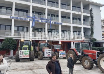 Βόλος: «Έφοδος» αγροτών και κτηνοτρόφων στην Π.Ε. Μαγνησίας – «Θα μείνουμε εδώ όσο χρειαστεί» (ΕΙΚΟΝΕΣ – ΒΙΝΤΕΟ)