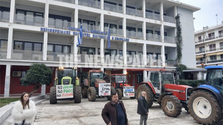 Βόλος: «Έφοδος» αγροτών και κτηνοτρόφων στην Π.Ε. Μαγνησίας – «Θα μείνουμε εδώ όσο χρειαστεί» (ΕΙΚΟΝΕΣ – ΒΙΝΤΕΟ)