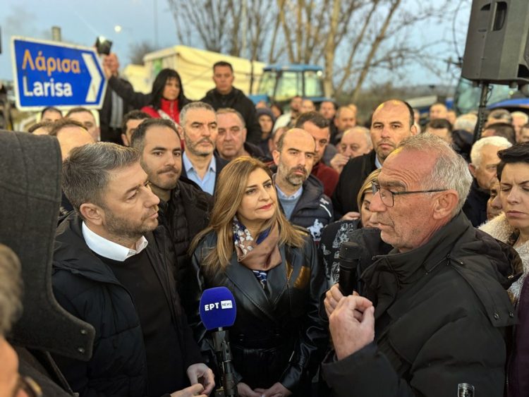 Ανδρουλάκης, από Καρδίτσα, στους αγρότες: “Το αίμα νερό δεν γίνεται. Το ΠΑΣΟΚ είναι πάντα δίπλα σας” (ΕΙΚΟΝΕΣ)