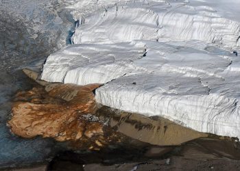 To επιστημονικό μυστήριο στην Ανταρκτική: Οι καταρράκτες «Blood Falls» όπου το νερό ρέει «σαν αίμα»