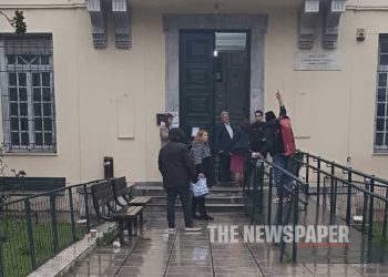 Ένοχη η μητέρα που γρονθοκόπησε καθηγητή στον Βόλο