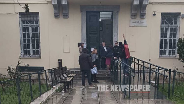 Ένοχη η μητέρα που γρονθοκόπησε καθηγητή στον Βόλο